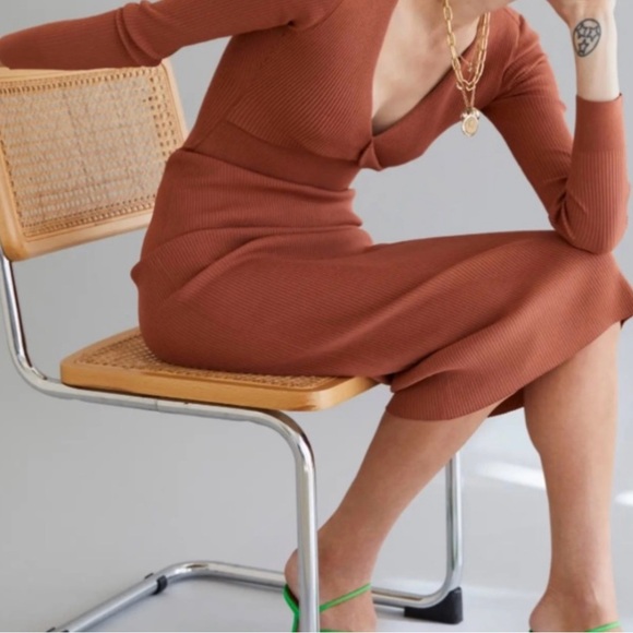 ALC fitted maxi with statement center cut.  
Never worn XS - Picture 3 of 6